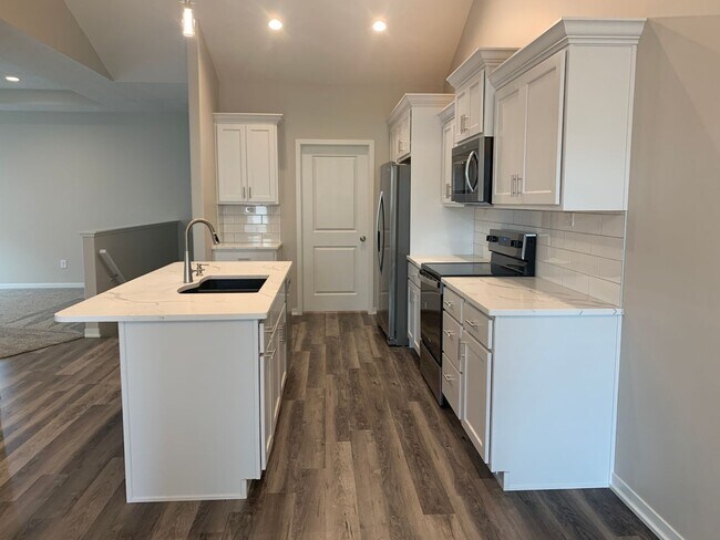 Building Photo - Beautiful 3 bedroom/3 bath daylight ranch townhome in SE Lincoln