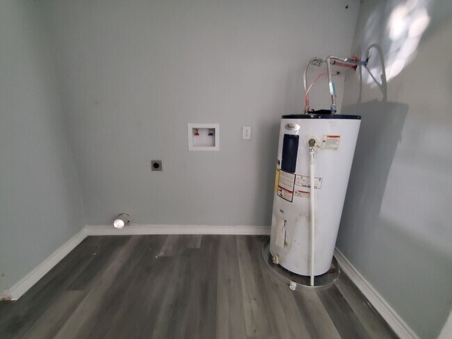 Building Photo - 6 month lease! Affordable Remodeled 2 bedroom, 1 bathroom home!