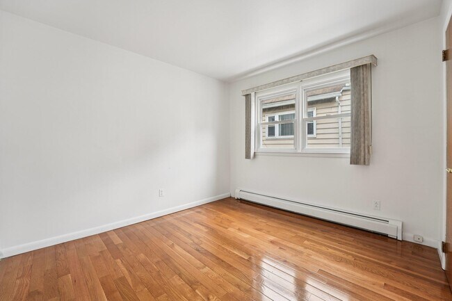Building Photo - 529 38th St