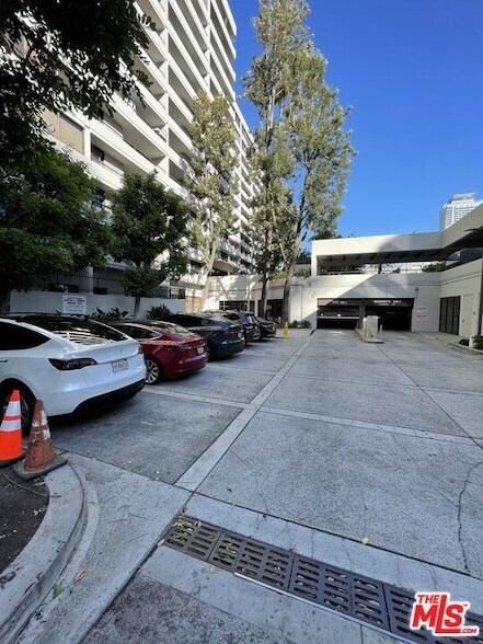 Building Photo - 600 W 9th St