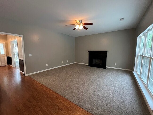 Building Photo - 570 Batty Way