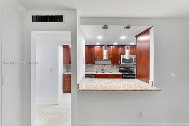 Building Photo - 398 Fern Dr