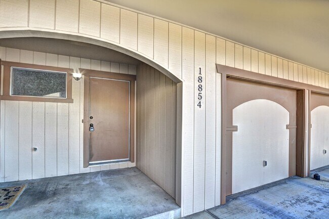 Building Photo - 18854-18858p