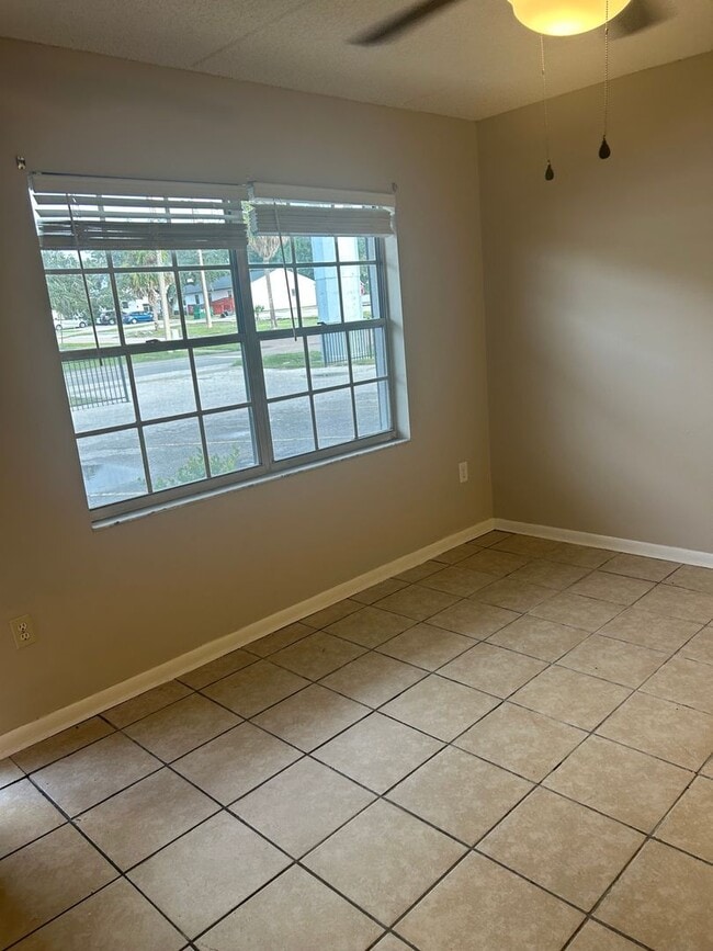 Building Photo - Gated Community First Floor 1/1.5 Apartmen...