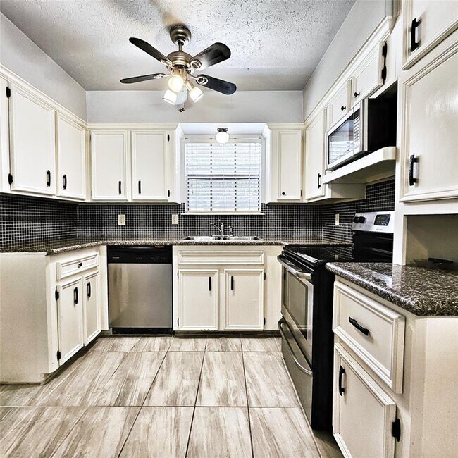 Building Photo - 33 N Wavy Oak Cir