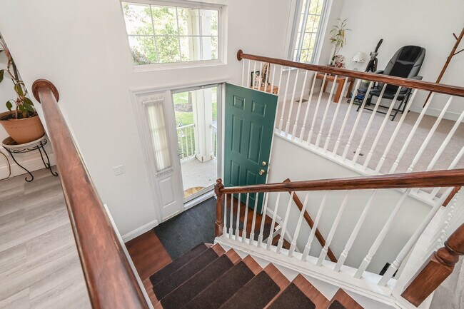 Building Photo - 714 S Rosehall Ln