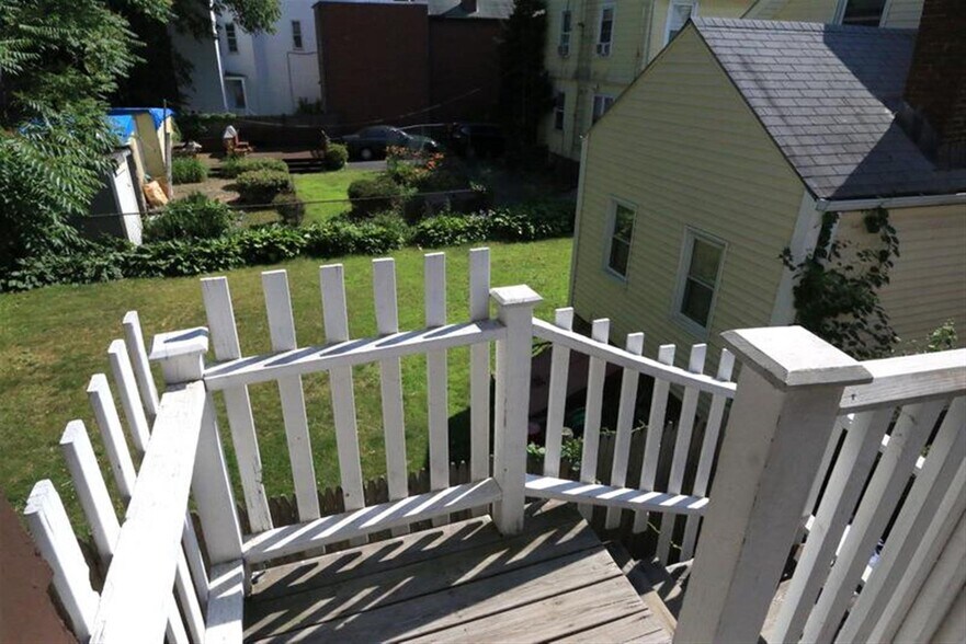 Building Photo - 128 Pine St