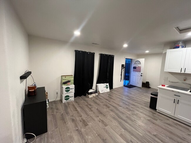 Building Photo - 125 N Walnut Ave