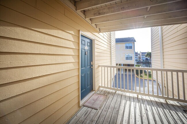 Building Photo - 2421 Beachview Dr