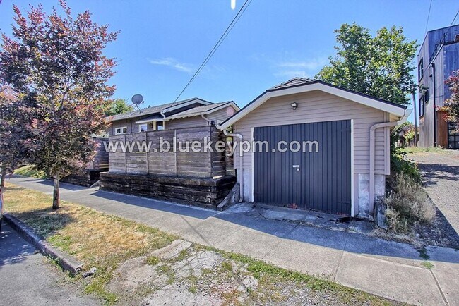 Building Photo - 3 Bed, 2 Bath Home Near McMenamins Kennedy School in NE Portland