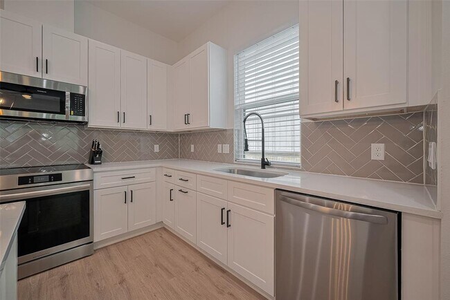 Building Photo - 1111 Bruno Pl