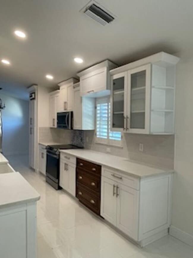 Building Photo - Carrollwood area , Andover Community , 3 Bedroom 2 Bath with beautiful Outdoor Living space. For ...