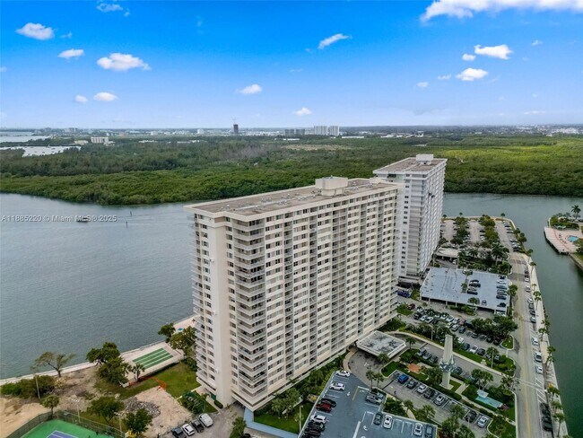 Building Photo - 300 Bayview Dr