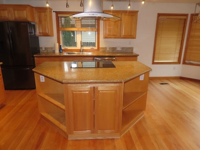 Building Photo - Beautiful home in Ferry St Bridge Area. 3 bedroom / 2 bath! Apply Now!