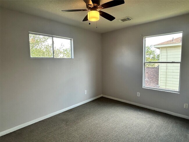Building Photo - 1111 Fairlane Square