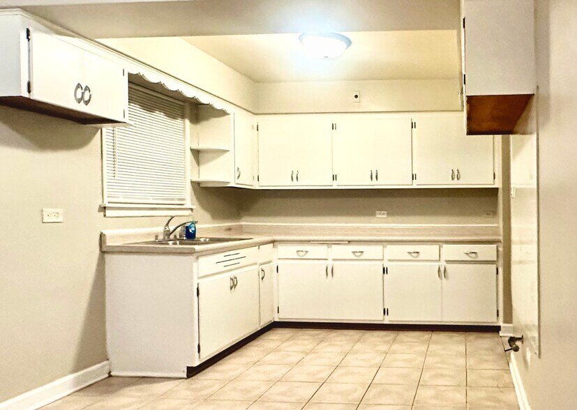 Building Photo - 2533 S 57th Ct