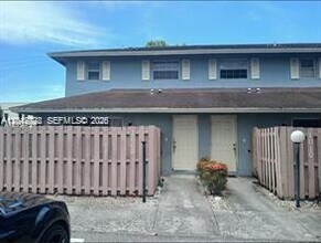 Building Photo - 1000 Cypress Way E