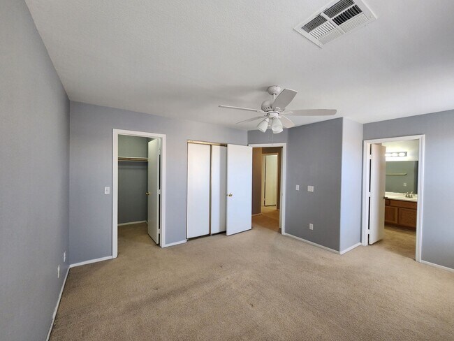 Building Photo - HENDERSON: 3 bed/2.5 bath Townhome with Spacious Kitchen, Private Backyard, Large Primary Suite &...