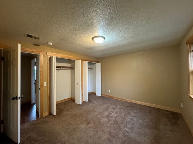 Building Photo - ZELIA! Arcata 3/2, 2 car garage, south facing patio