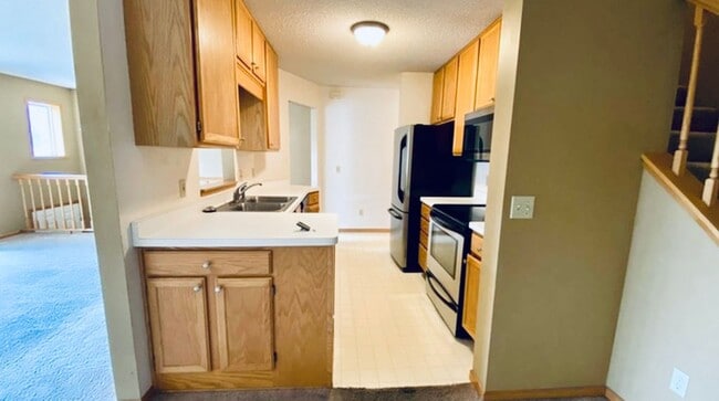 Building Photo - Spacious 2-Bedroom, 2.5 Bathroom, Tri-Leve...