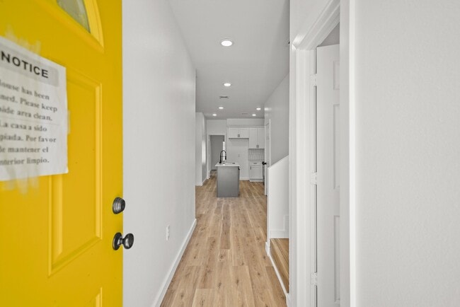 Building Photo - 1512 W Blum St