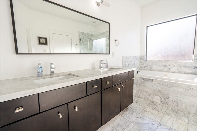 Building Photo - 1205 Summer St