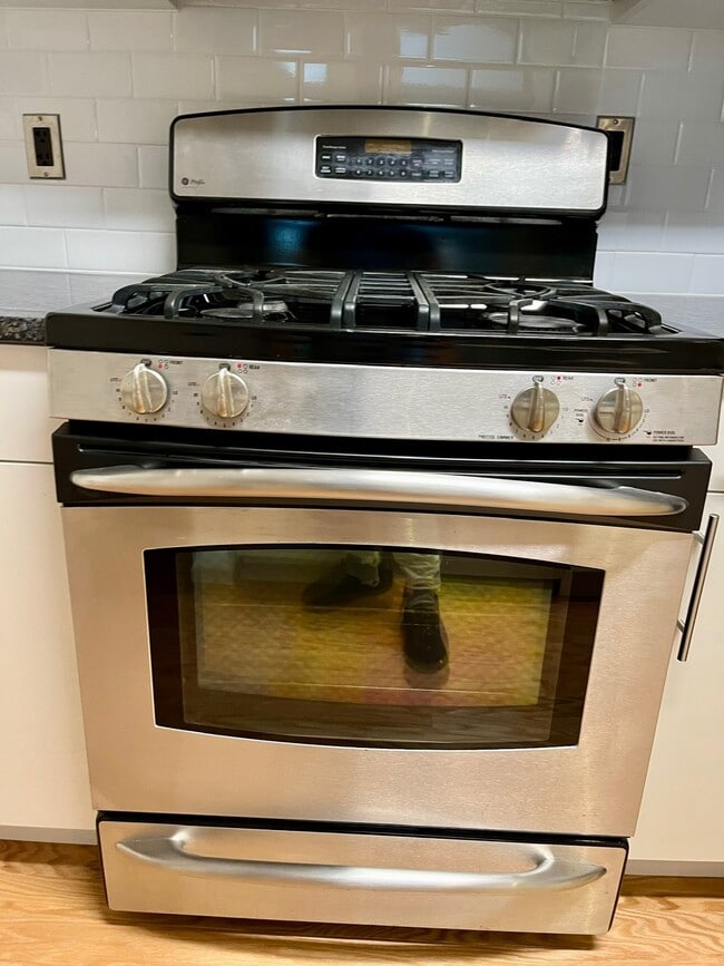 Building Photo - 1390 Kenyon St NW