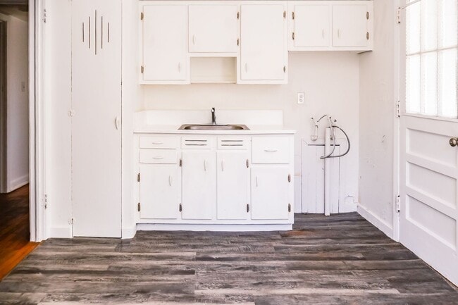 Building Photo - 2BR Cozy Ensley Home