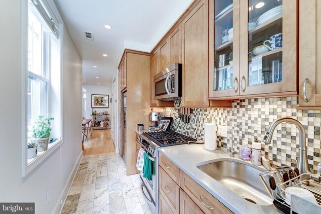 Building Photo - 602 14th Pl NE