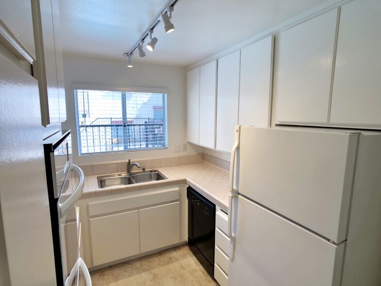 Building Photo - 3966 Cleveland Ave