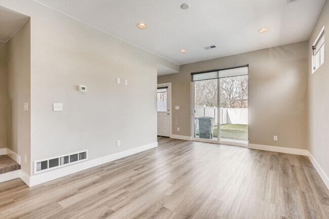 Building Photo - 863 Winona Ct