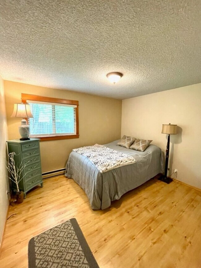 Building Photo - Single Level Westside Home with fabulous b...