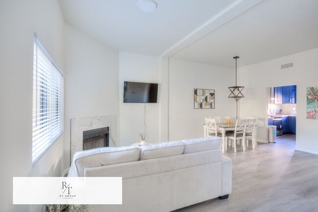 Building Photo - Fully Remodeled | Spacious & Bright Townhome