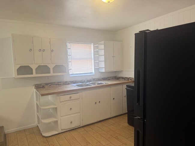 Building Photo - 2 Bedroom 1 Bath Single family home p