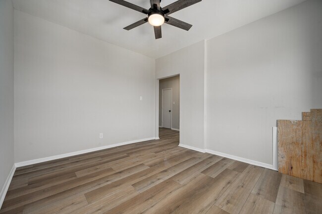 Building Photo - 1206 W 83rd St