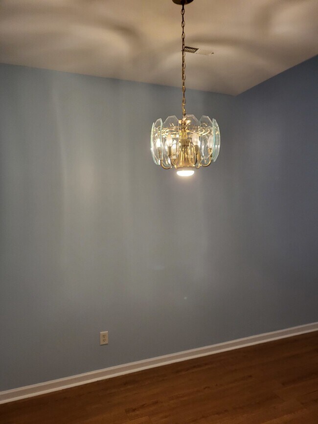 Building Photo - "Charming 2-Bedroom Townhouse on Skillmast...