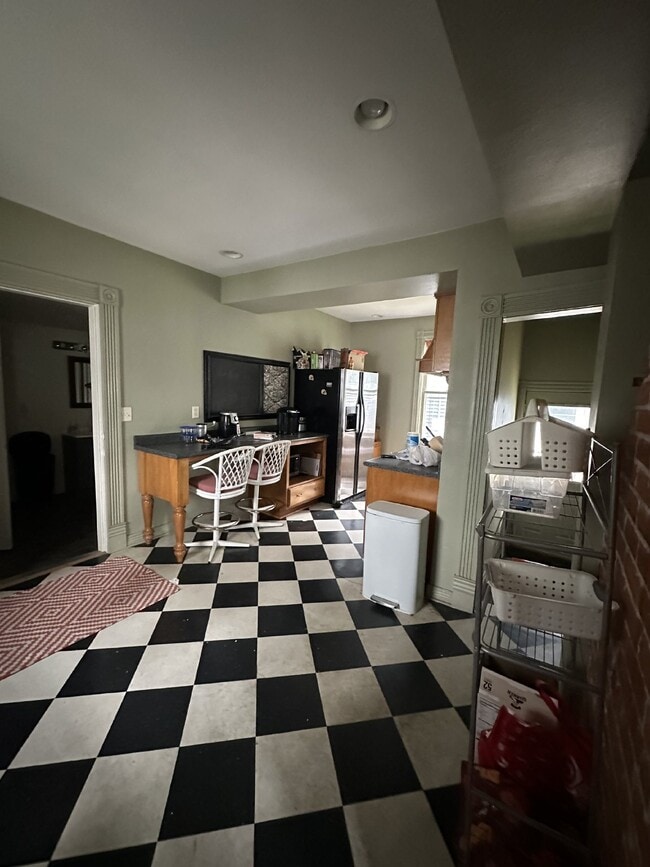 Building Photo - Amazing 4 Bed 1 Bath close to UWEC!