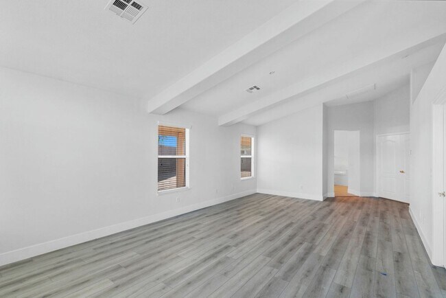 Building Photo - 4 bed, 2.5 bath single-story home in the g...