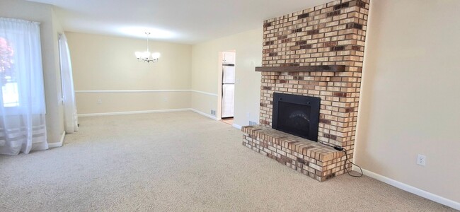 Building Photo - 3 Bedroom 2.5 Bathroom Available in Hummel...