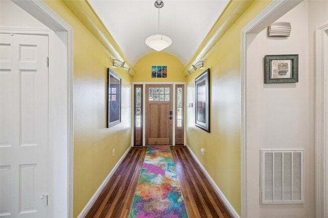 Building Photo - 701 W 32nd St