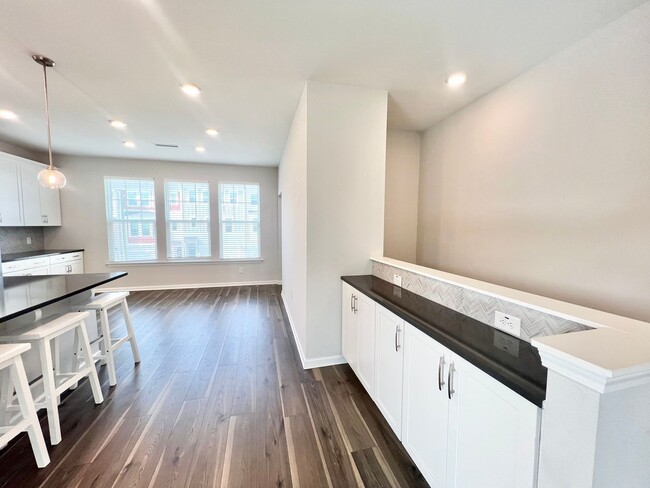 Building Photo - Newly Remodeled 4BD, 2.5BA Durham End Unit...