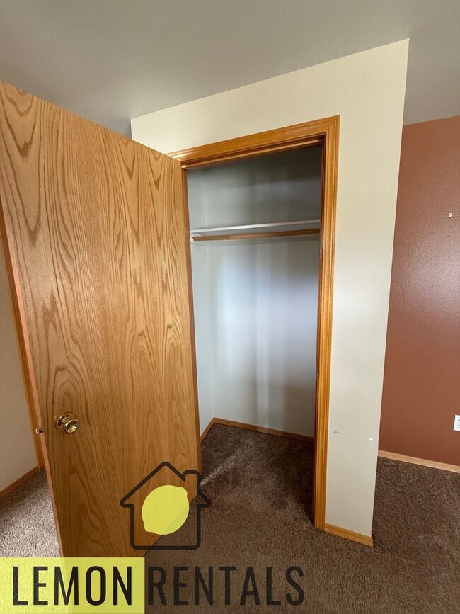 Building Photo - Three bedroom 2 bath house for rent