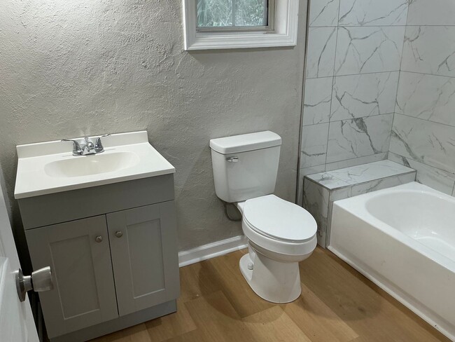 Building Photo - 1407 Pine St