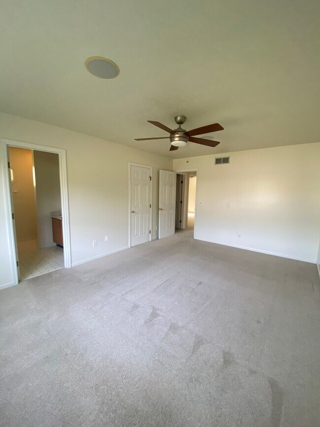 Building Photo - Spacious 4 Bedroom, 2.5 Bath Home