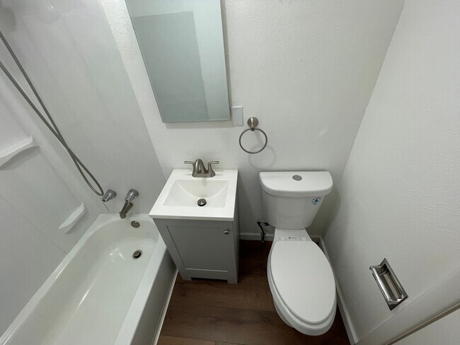 Building Photo - 651