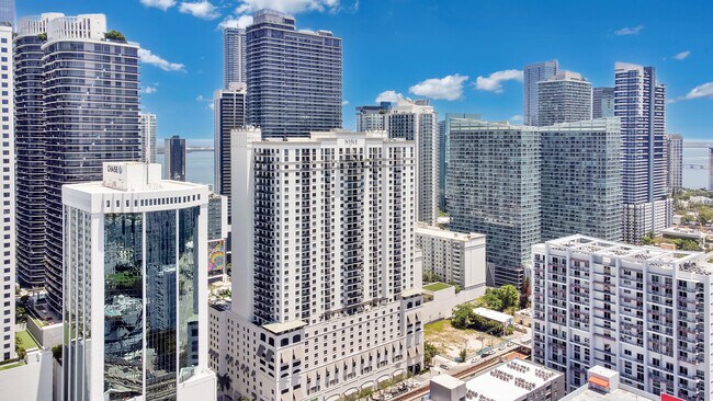Building Photo - 999 SW 1st Ave