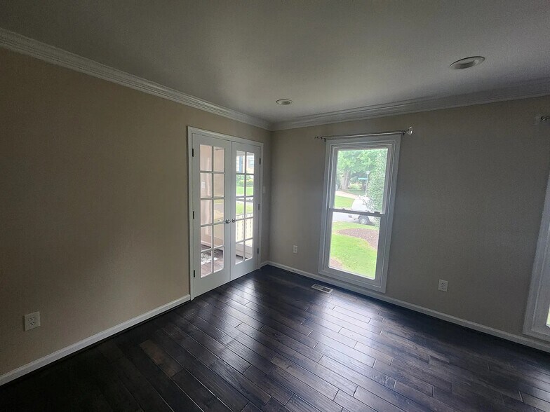 Building Photo - 721 Symphony Woods Dr