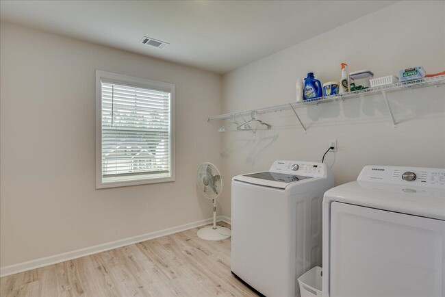 Building Photo - 6233 High Top Ln