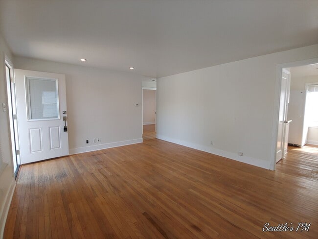 Building Photo - Charming 2-Bedroom Home in West Seattle-Off Street Parking- Large Outdoor Space