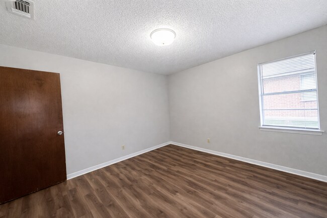 Building Photo - 407 Maple St